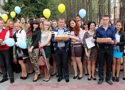 Від молодшого покоління випускникам були вручені солодкі подарунки